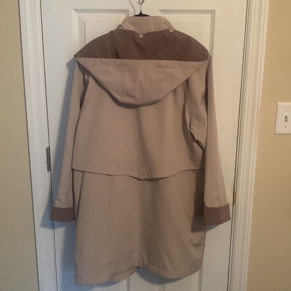 Liz Claiborne Mid Length Tan & Brown Raincoat w/ Detachable Hood Women’s Size M - Picture 2 of 10